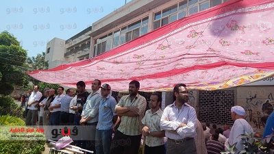 توافد المصلين إلى ديوان عام المحافظة بالأقصر