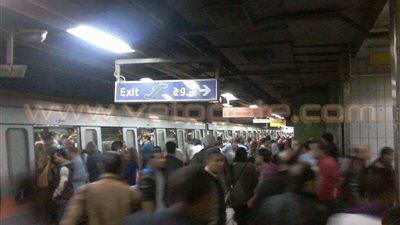 بالصور.. تكدس بمحطة مترو الشهداء