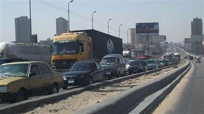 توقف الحركة المرورية أعلى كوبري الشهيد بالتجمع لانقلاب سيارة