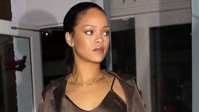 بالصور.. «ريهانا» تلفت الأنظار بإطلالة مميزة في سانتا مونيكا