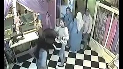 بالفيديو.. امرأة تسرق فستانًا بإخفائه داخل ملابسها