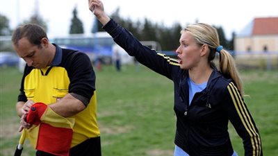 بالصور.. ملكة جمال كرواتيا تدرب فريق كرة قدم رجالي