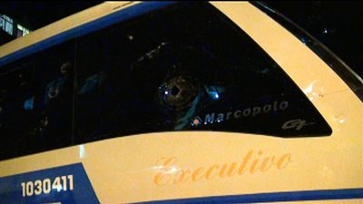 متظاهرو البرازيل يحطمون سيارتين للفيفا