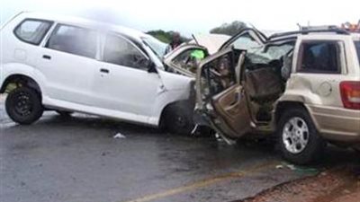 حادث تصادم بين سيارتين بطريق 