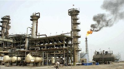 النفط يستأنف الهبوط متجهًا نحو 64 دولارًا بفعل وفرة المعروض