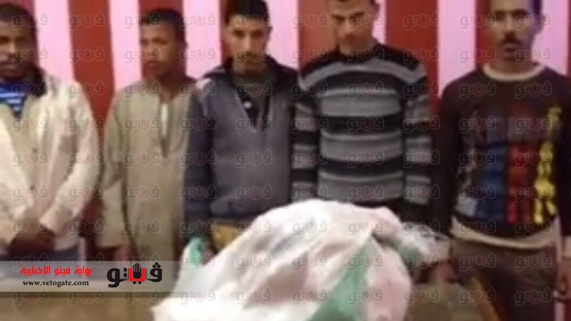 المتهمون وبحوزتهم