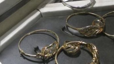 ضبط راكبة حاولت تهريب مشغولات فضية في مناطق حساسة بجسدها