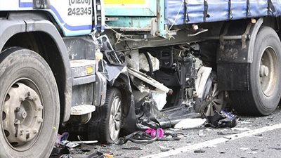 بالصور.. شاحنة تسحق سيارة «فولكس فاجن» وبداخلها امرأة