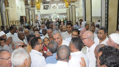 أهالي أسوان يناقشون مشاكلهم أثناء لقائهم بالمحافظ