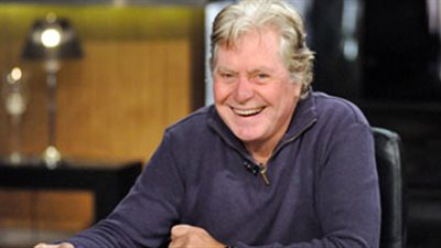 حسين فهمي ويسرا وكاريكا في مباراة استعراضية احتفالا بيوم الإعاقة