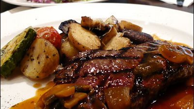 تعرفي على طريقة عمل صينية الاستيك بالصوص الأحمر