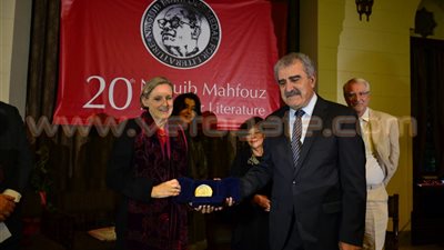 بالصور..اللبناني حسن داود يفوز بجائزة نجيب محفوظ لعام 2015