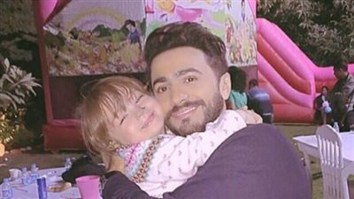بالصورة.. تامر حسني في عيد ميلاد «منى» ابنة أحمد زاهر