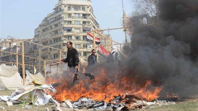 إشعال النيران في صور 