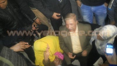 بالصور.. محافظ الإسماعيلية يجلس على الرصيف أثناء متابعة حريق قسم ثان