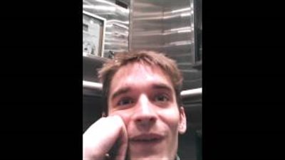 بالفيديو.. شاهد رد فعل رجل احتجز في «أسانسير» مع شخص مجنون