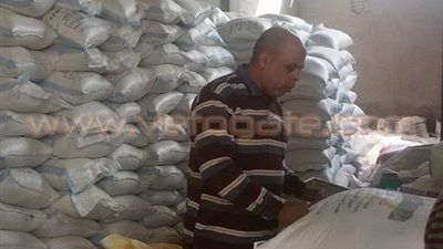 بالصور.. ضبط مصنع يخلط بودرة البلاط بالأعلاف في البحيرة