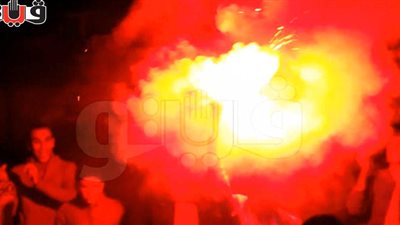 بالصور والفيديو.. الألعاب النارية تشتعل أثناء غناء 