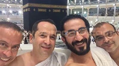 بالصور.. «أحمد حلمي» يؤدي مناسك العمرة