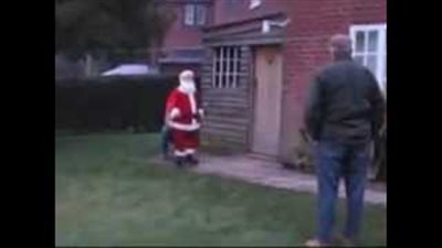 بالفيديو.. مخمورون يفجرون «بابا نويل»