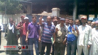 المضربون يتحدون رئيس حى ثان الإسماعيلية بوضع رقابهم أسفل السيارات