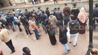 تكدس الركاب على أرصفة مترو الأنفاق بسبب تعطل القطارات