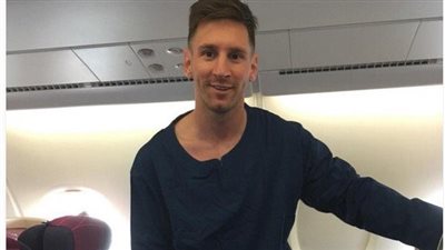 ميسي يرتدي «بيجامة» النوم في رحلة اليابان