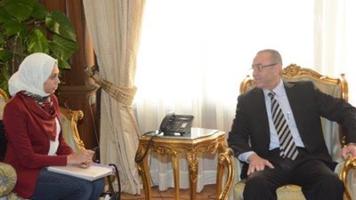 بالصور.. وزير الطيران يستقبل طالبة ابتكرت نظاما لكشف حوادث الطائرات