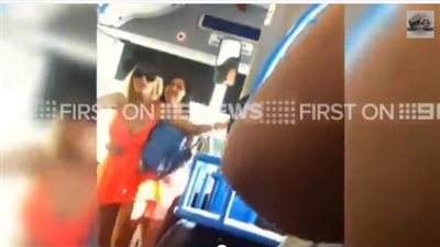 بالفيديو.. امرأتان في حالة سكر يعتديان على رجل عجوز في حافلة بأستراليا