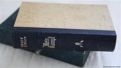 نسخ موقعة من كتاب 