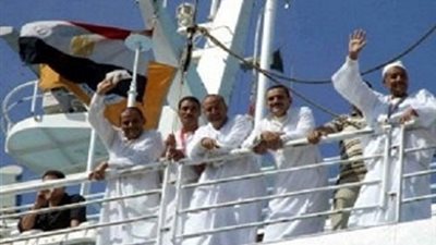 911 معتمرا يغادرون سفاجا وعودة 1900 مصري من العاملين بدول الخليج