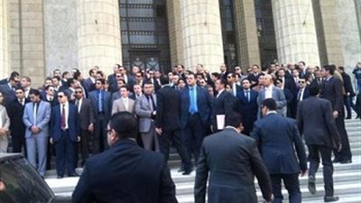 قضاة وأعضاء بالنيابة يتظاهرون أمام مكتب النائب العام