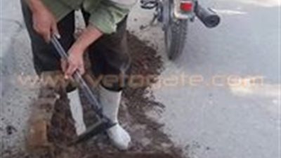 بالصور.. «نظافة الجيزة» ترفع كفاءة مصارف مياه الأمطار