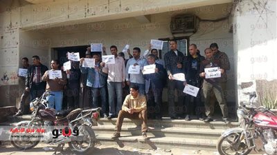 بالصور.. وقفة احتجاجية لموظفي «بريد سوهاج» للمطالبة بـ«الحد الأدنى»