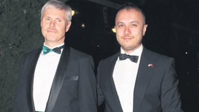 بالفيديو والصور.. القنصل الأمريكي في أنقرة يعقد قرانه على شاب تركي