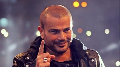 عمرو دياب ينشر صورة «نمبر وان» على طريقة محمد رمضان