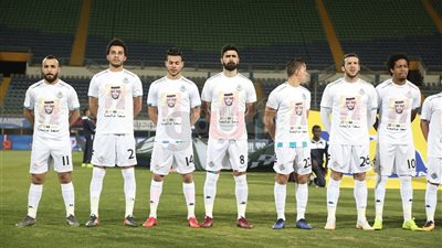 لاعبو بيراميدز يرتدون تيشرتات تحمل صورة تركي آل شيخ قبل لقاء المقاولون