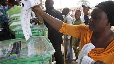 المرشحان لانتخابات الرئاسة النيجيرية يعلنان فوزهما قبل صدور النتائج