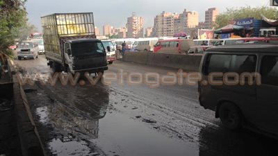 بالصور.. حي شرق شبرا الخيمة يدفع بسيارات لرفع آثار الأمطار من الشوارع