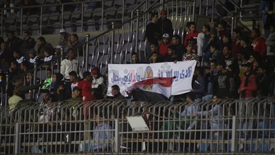 الجماهير الزرقاء ترفع لافتات: بيراميدز ولد ليكون بطل (صور)