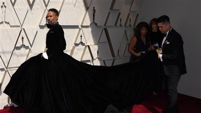 بيلي بورتر يفتتح السجادة الحمراء في حفل الأوسكار بـ«إطلالة نسائية» (صور)