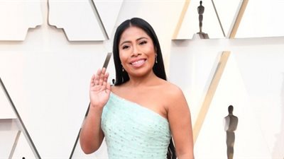 مرشحة أوسكار ياليتزا أباريتسيو تتألق على السجادة الحمراء بحفل الأوسكار (صور)