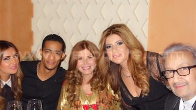 بالصور.. شذى حسون تقيم حفل عشاء على شرف نور الشريف