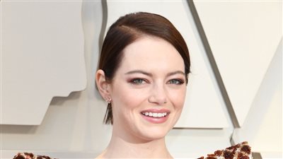 إيما ستون تختار إطلالة لامعة في حفل جوائز الأوسكار (صور)