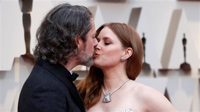 على طريقة أحمد الفيشاوي.. قبلة إيمي آدامز لزوجها على السجادة الحمراء في الأوسكار