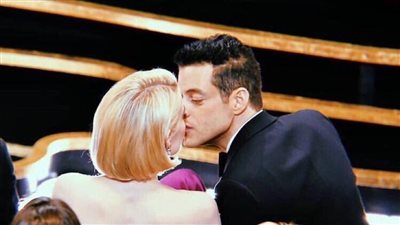 قبلة رومانسية من رامي مالك لحبيبته بعد فوزه بجائزة الأوسكار