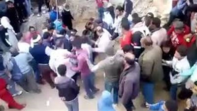 لحظة استخراج جثة شخص توفي أثناء التنقيب عن الآثار بالتل الكبير (فيديو)