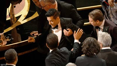 رامي مالك يسقط من أعلى مسرح الأوسكار بعد تتويجه بالجائزة (فيديو)