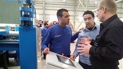 رئيس مصنع النجيل الصناعي: تعاقد على إنتاج 120 ألف متر (صور)