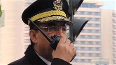 بالفيديو.. انتشار مكثف للشرطة للحد من الكثافات المرورية أثناء هطول الأمطار